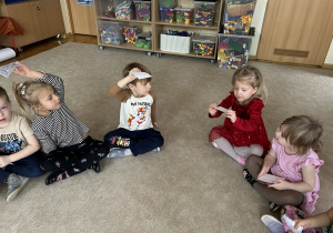 Dzieci pokazują rysunki.