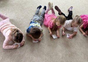 Kropelki tworzą swoje rysunki.