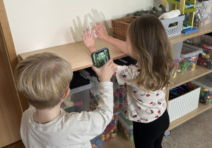 Zabawa w cień przy użyciu latarki.