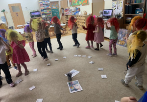 Duszki - zabawa ruchowa dzieci z chustkami.