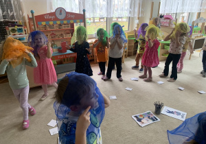 Przedszkolaki w zabawie ruchowej.