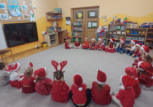 Kropelki czekają na Świętego Mikołaja.