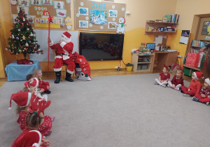 Nasz miły gość ogląda pięknie ubraną choinkę.