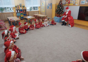 Dzieci zadają pytania Mikołajowi - Ile czasu jechał saniami do naszego przedszkola.