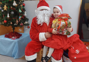 Dziewczynka odbiera prezent.