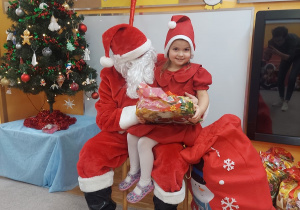 Dziewczynka z Mikołajem.