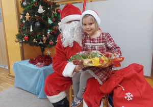 Zadowolona dziewczynka z prezentem.