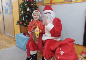 Chłopiec z prezentem.