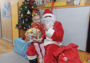 Dziewczynka z Mikołajem.