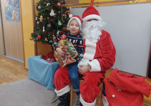 Chłopiec z Mikołajem.