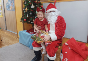 Zadowolona dziewczynka z Mikołajem.