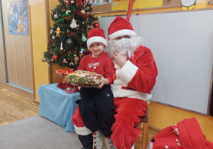 Chłopiec z Mikołajem.