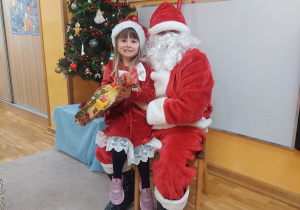 Dziewczynka z Mikołajem.