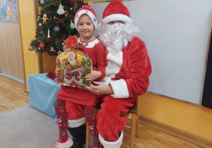 Dziewczynka z Mikołajem.