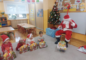 Mikołaj przyniósł jeszcze prezenty w postaci gier i puzzli dla naszej grupy.