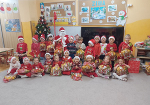 Pamiątkowe zdjęcie 4-latków z wizyty Świętego Mikołaja.