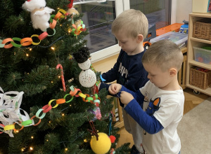 Wspólne ubieranie choinki w grupie Kropelek.