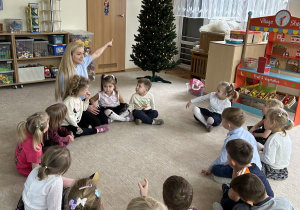 Kropelki będą ubierać choinkę bombkami zrobionymi w domu.