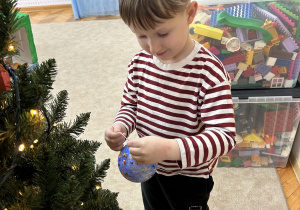 Chłopiec z bombką.