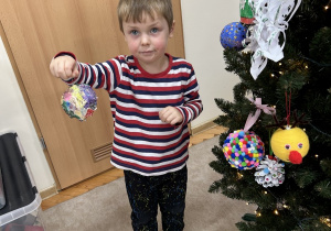 Chłopiec pokazuje swoją bombkę.