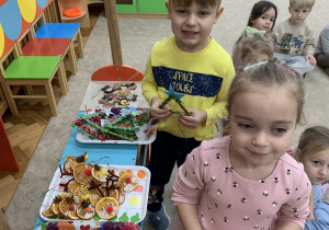 Dzieci wybierają ozdoby zrobione w przedszkolu.