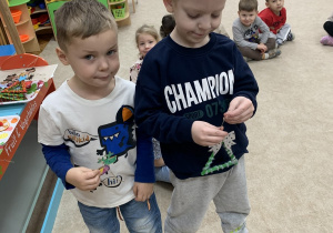 Chłopcy z ozdobami.