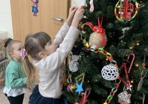 Choinka robi się coraz bardziej kolorowa.