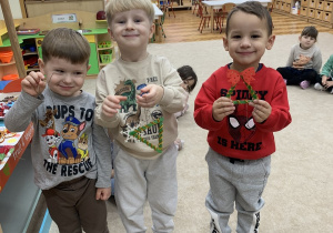 Chłopcy z ozdobami na choinkę.