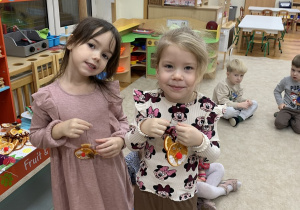 Dziewczynki z suszonymi pomarańczami.