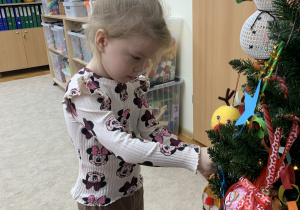 Dziewczynka przy choince.