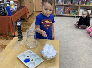 Deszczowa chmura - eksperyment z wodą.