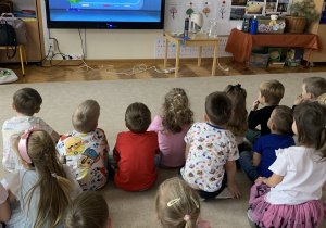 Kropelki ogladają film edukacyjny - Obieg wody w przyrodzie.