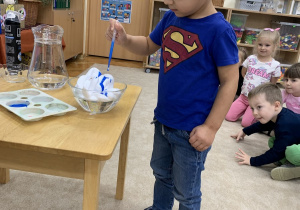 Wlewanie farby do pianki do golenia.