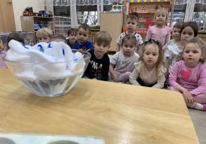 Dzieci obserwują doświadczenie.