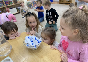 Czterolatki obserwują powstałe doświadczenie.