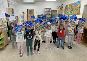 Kropelki prezentują wytwór swojej pracy.