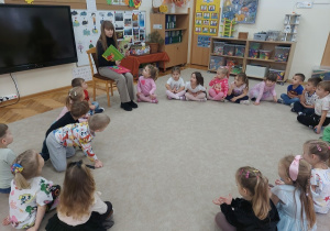 Wizyta pani bibliotekarki w przedszkolu.