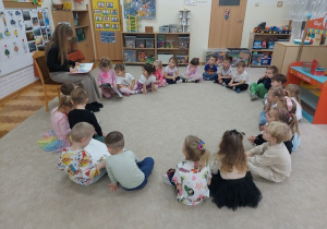 Nasz miły gość wybiera bajkę do przeczytania.