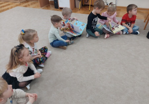 Kropelki oglądają książki przyniesione z biblioteki.