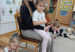 Dziewczynka siedzi na kolanach naszego gościa.