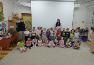 Pamiątkowe zdjęcie z drugiego spotkania Klubu Dyskusyjnego Książki.