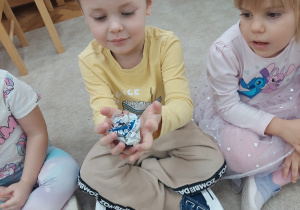 Chłopiec zgniata papier w kulkę.