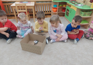 Kropelki wspólnie tworzą pudełko z którego będą korzystać.