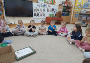 Zabawy z piórkami - ćwiczenia oddechowe.