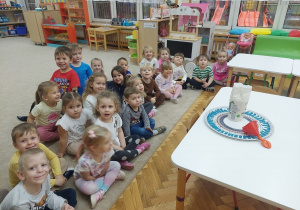 Czterolatki będą robić gniotki z ryżu i kaszy.