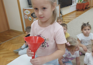 Dziewczynka wybrała czerwony balon.