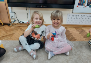 Dziewczynki prezentują już zrobione gniotki.