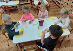 Czterolatki podczas pracy - wyklejanie talerzyka.