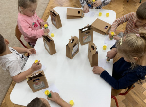 Pakowanie Mikołajkowych prezentów dla Podopiecznych DPSu w Kleszczowie.