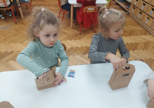 Dzieci tworzą upominki dla podopiecznych Domu Pomocy Społecznej w Kleszczowie.